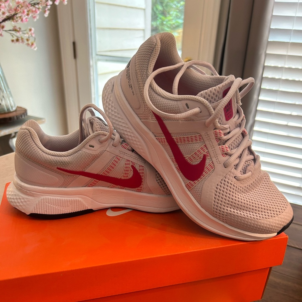 Women’s Nike Swift Running Shoes size 8-Perfect Condition